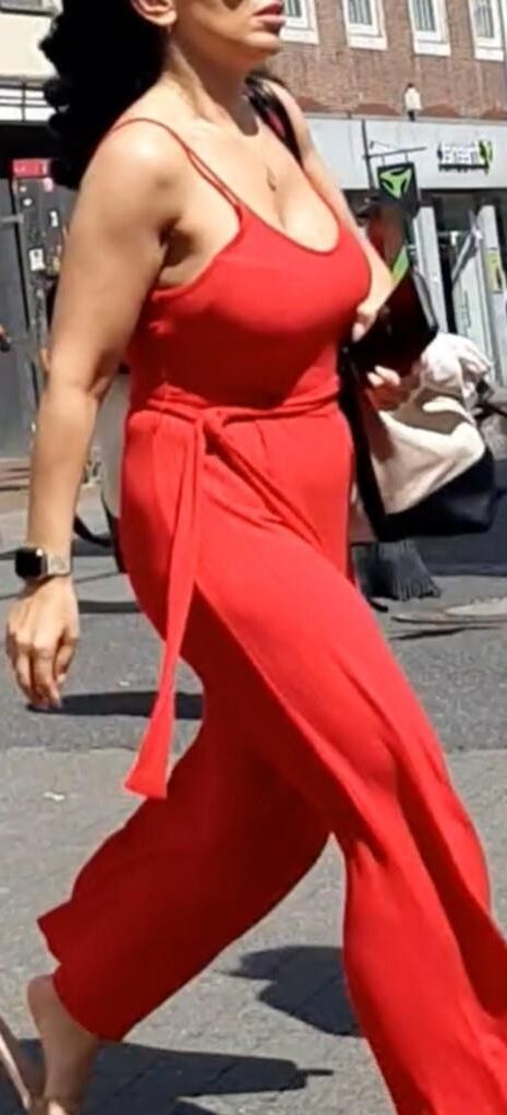 Streetgirls in skirts 
