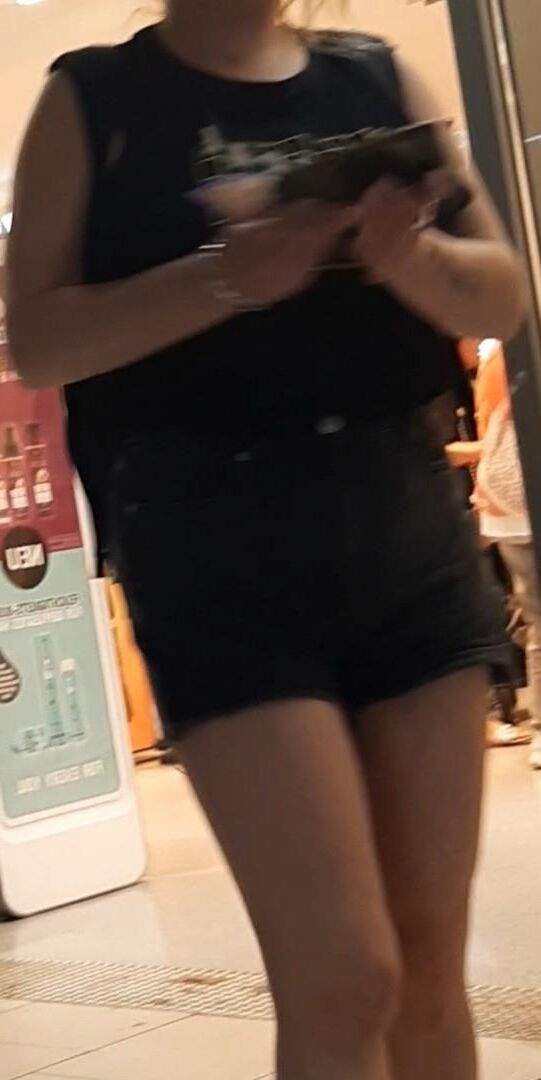 Streetgirls in skirts 