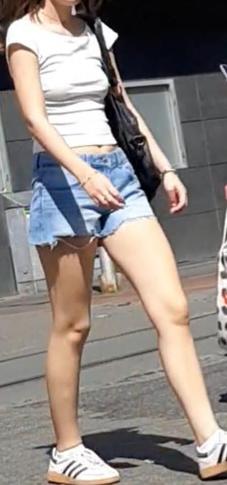 Streetgirls in shorts 