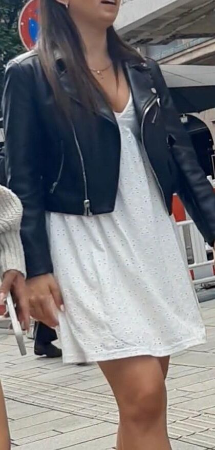 Streetgirls in skirts 
