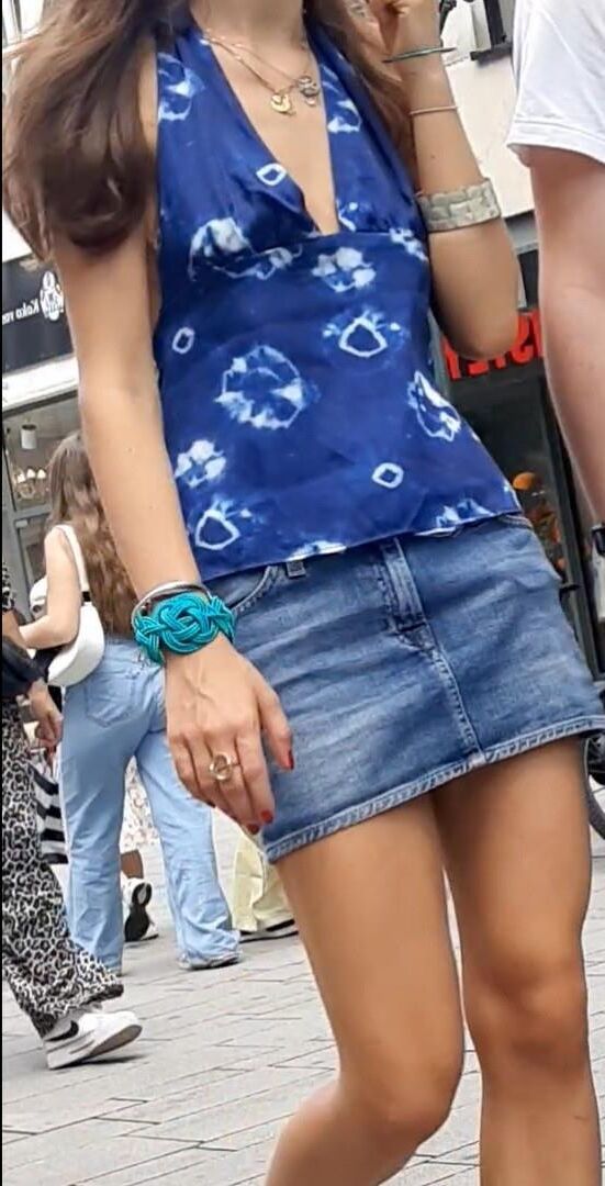 Braless Streetgirls 