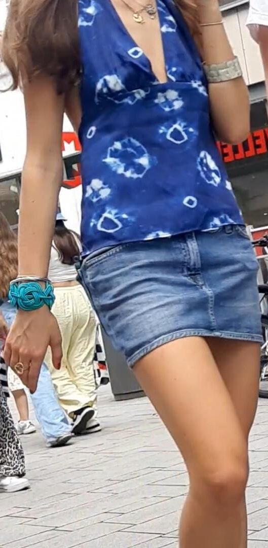 Braless Streetgirls 