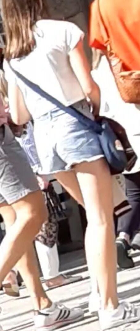 Streetgirls in shorts 
