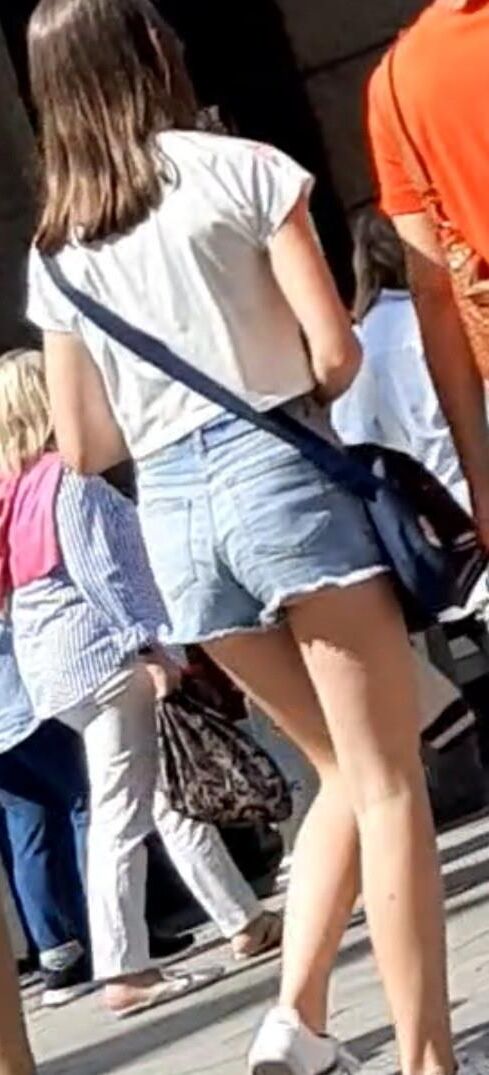 Streetgirls in shorts 