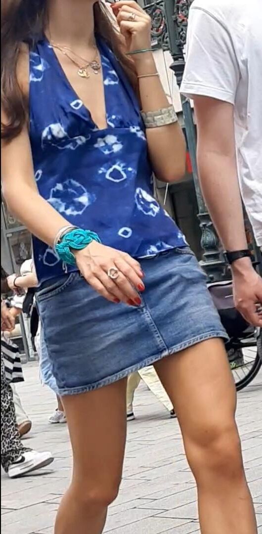 Braless Streetgirls 