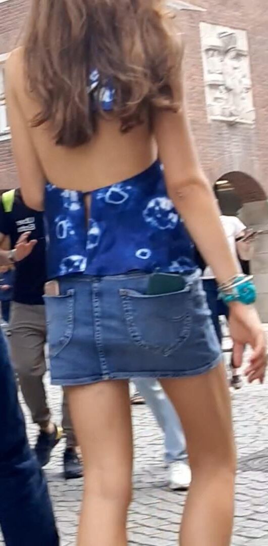 Braless Streetgirls 