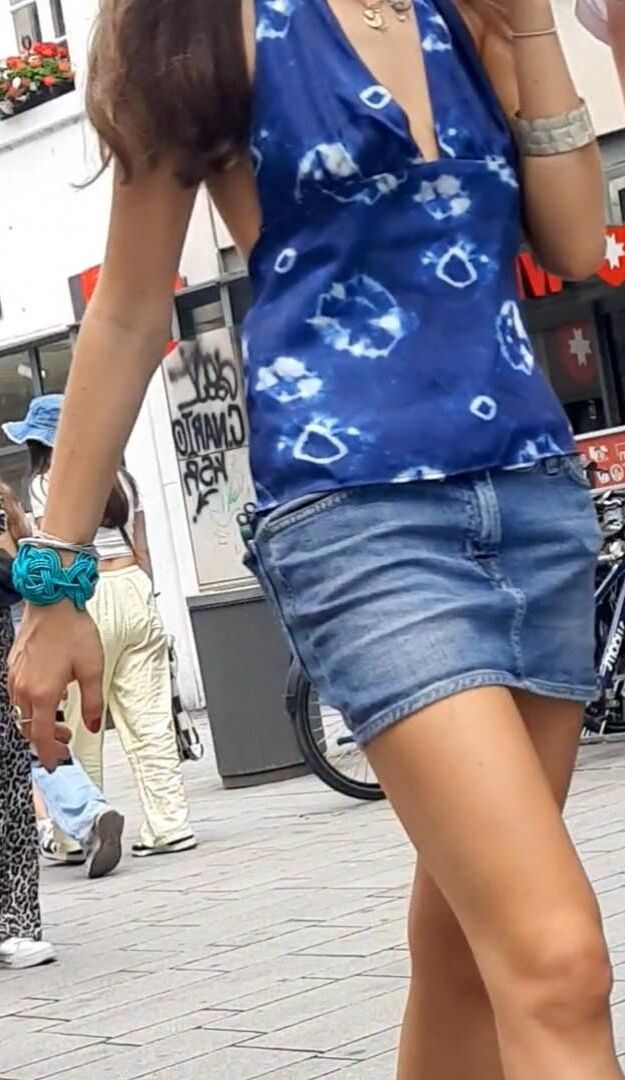 Braless Streetgirls 