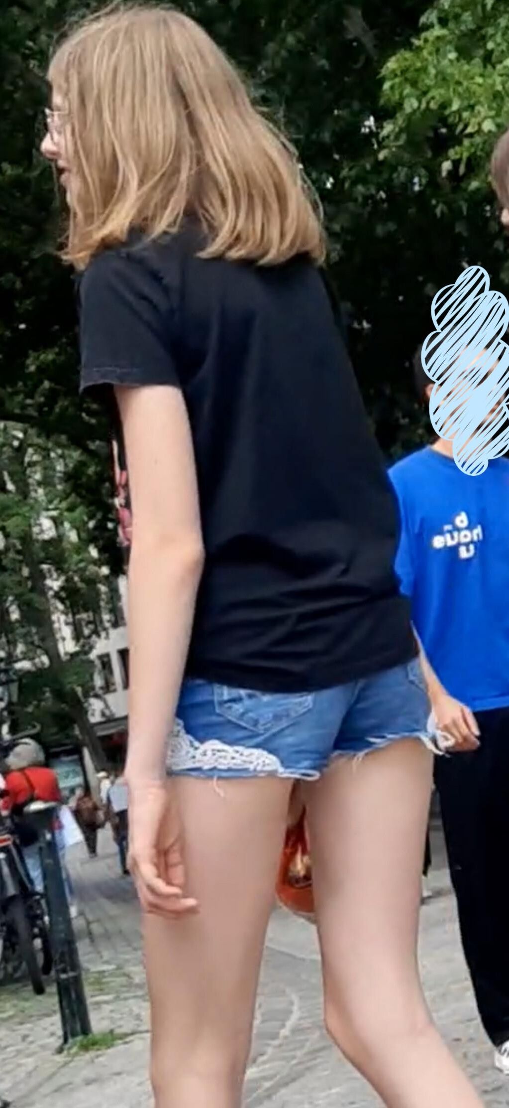 Streetgirls in shorts 