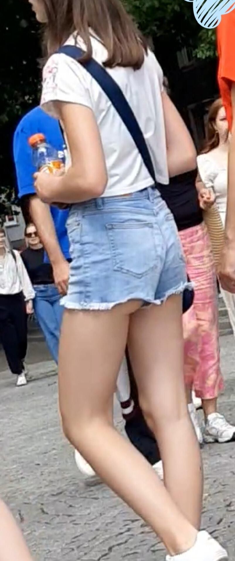 Streetgirls in shorts 
