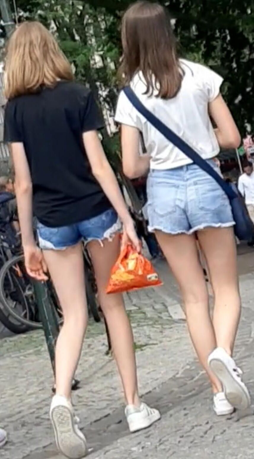 Streetgirls in shorts 