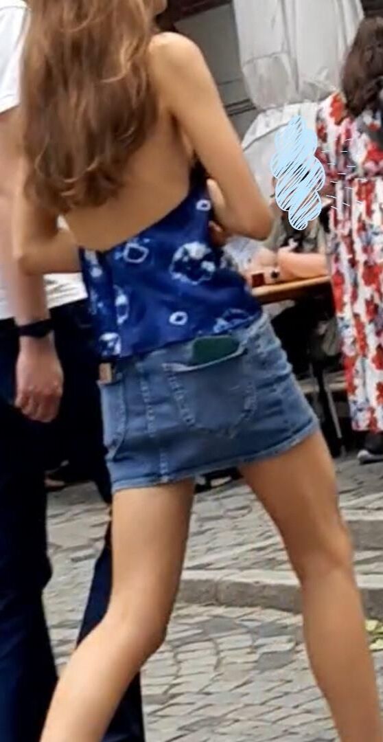 Braless Streetgirls 