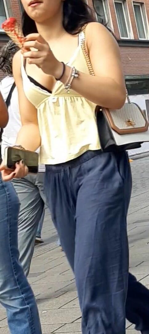 Braless Streetgirls 