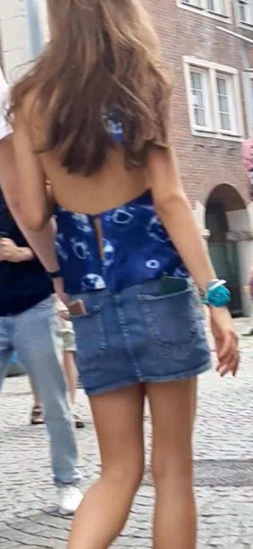 Braless Streetgirls 