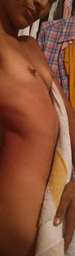 Skinny Latina Rossana B. Salope nette nue exposée