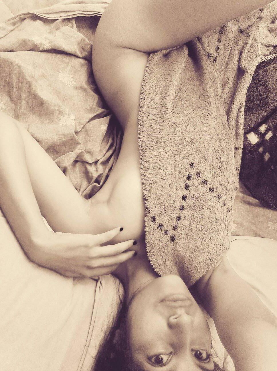 Skinny Latina Rossana B. Salope nette nue exposée