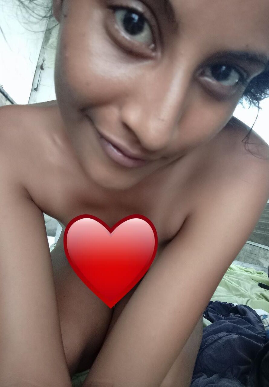 Skinny Latina Rossana B. Salope nette nue exposée