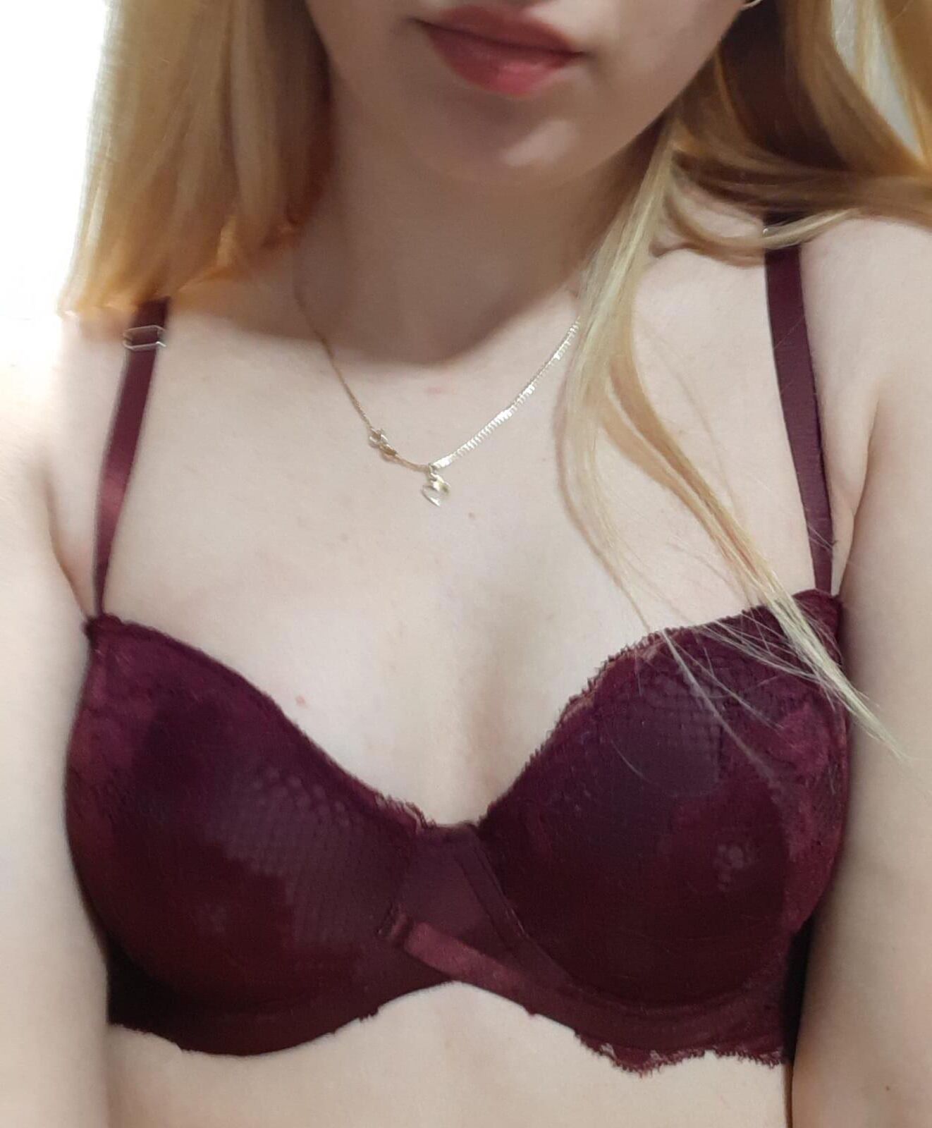 Paulina polonaise maigre en lingerine rouge exposée