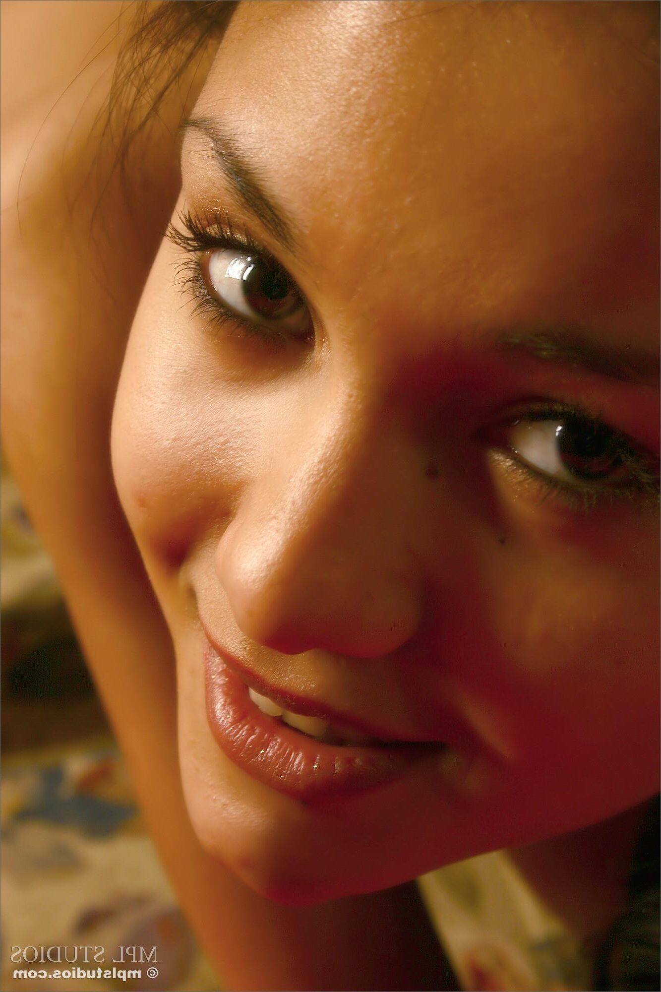 Kamilla Nude Russian Teen Model sur le canapé