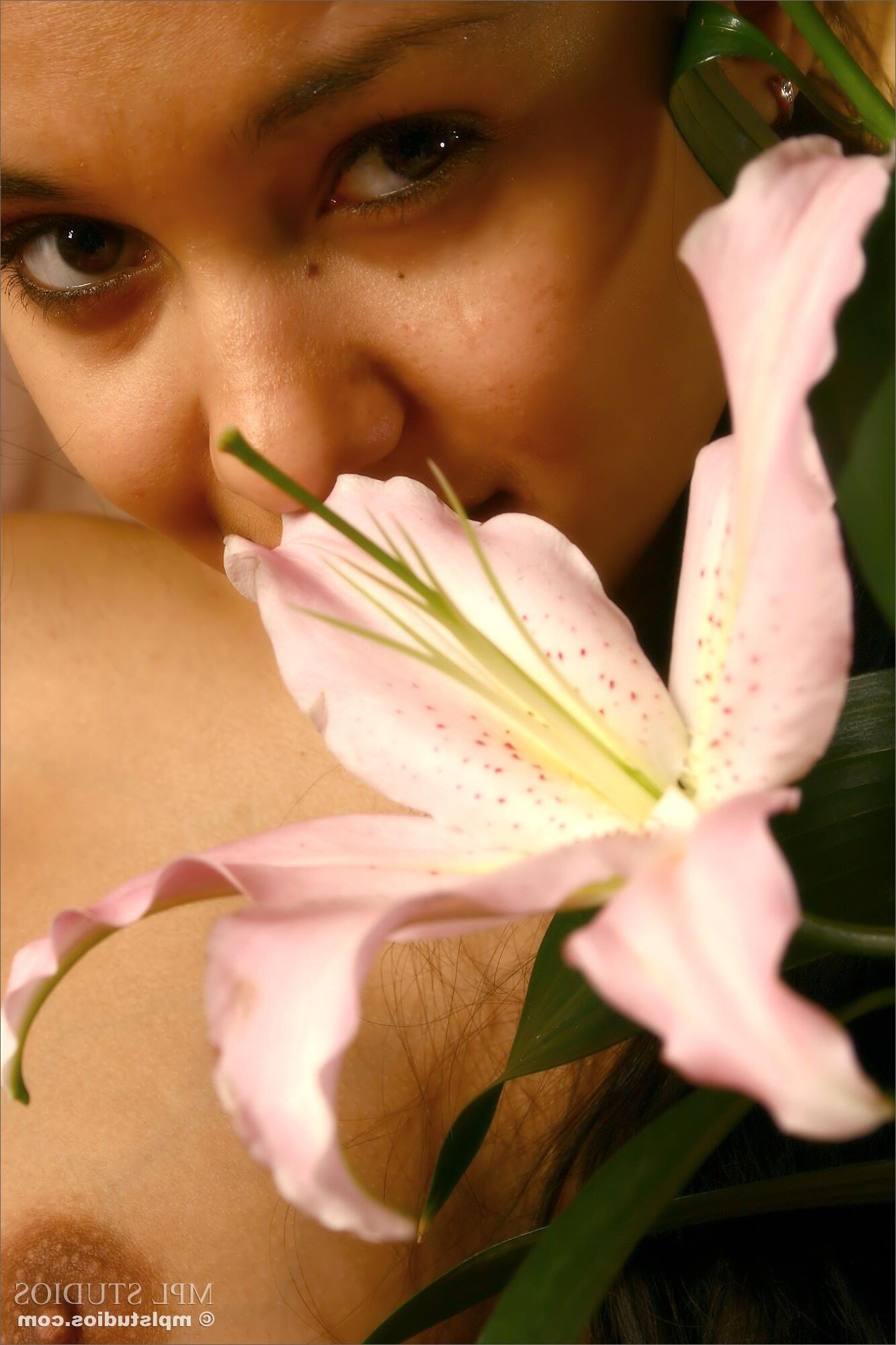 Kamilla Nude Russian Teen Model sur le canapé