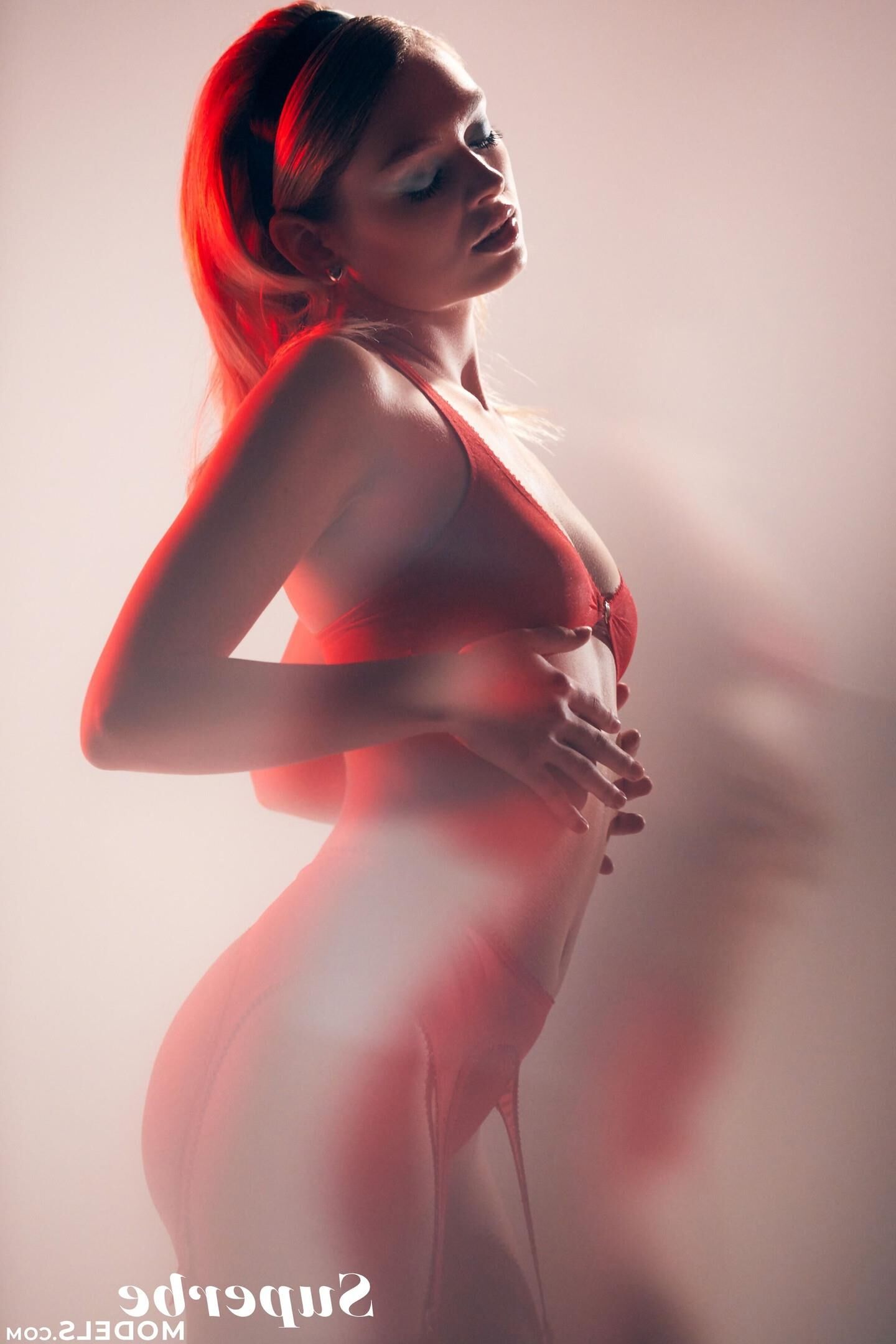 Dolly Haas Red Echo por Superbemodels