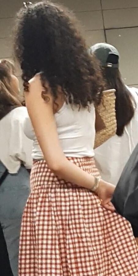 Streetgirls in skirts 