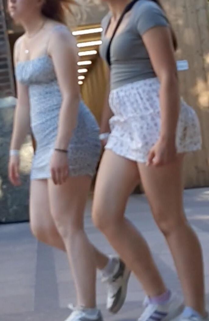 Streetgirls in skirts 