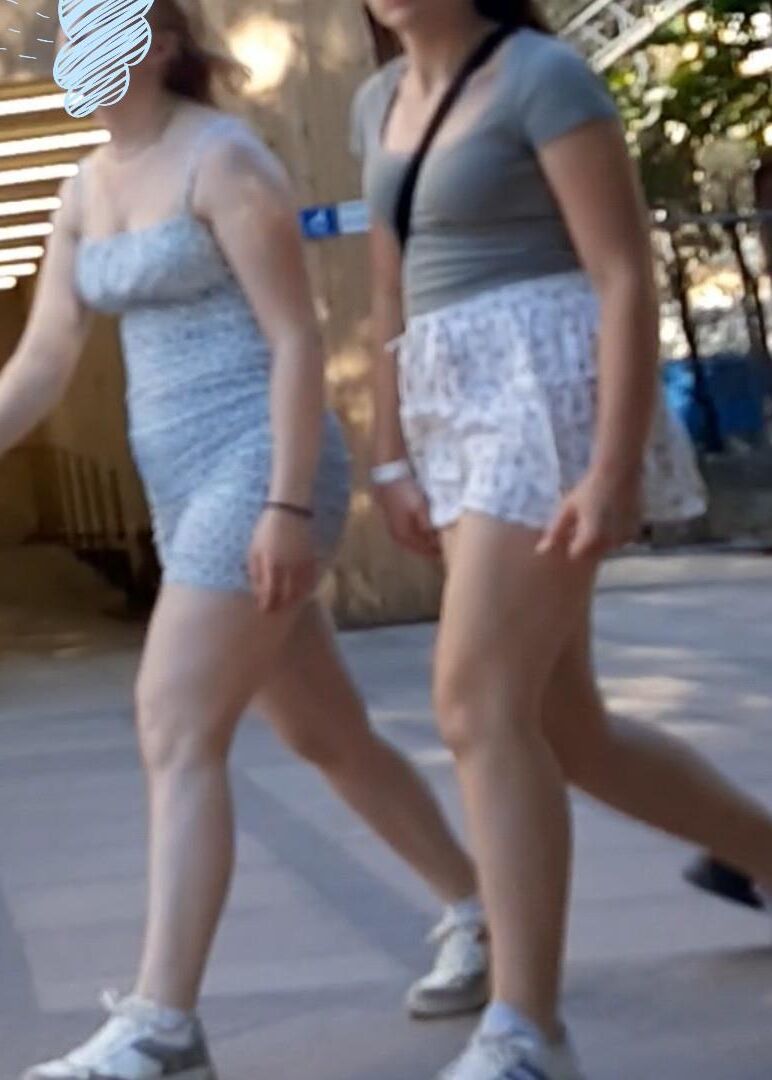 Streetgirls in skirts 
