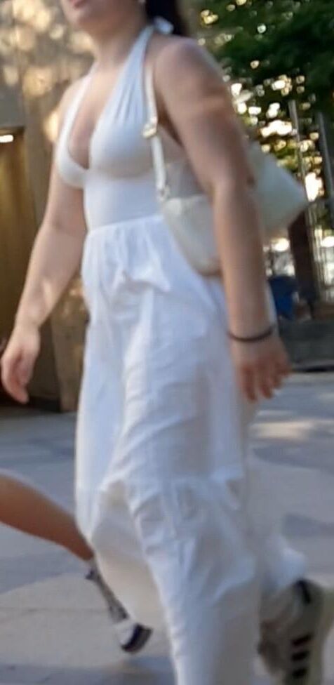 Streetgirls in skirts 