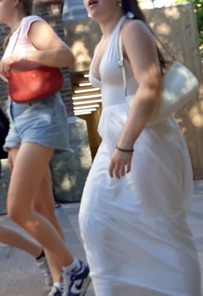 Streetgirls in skirts 