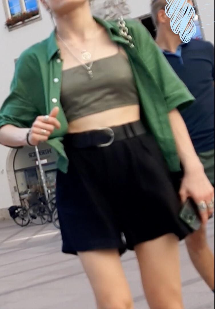 Streetgirls in shorts 