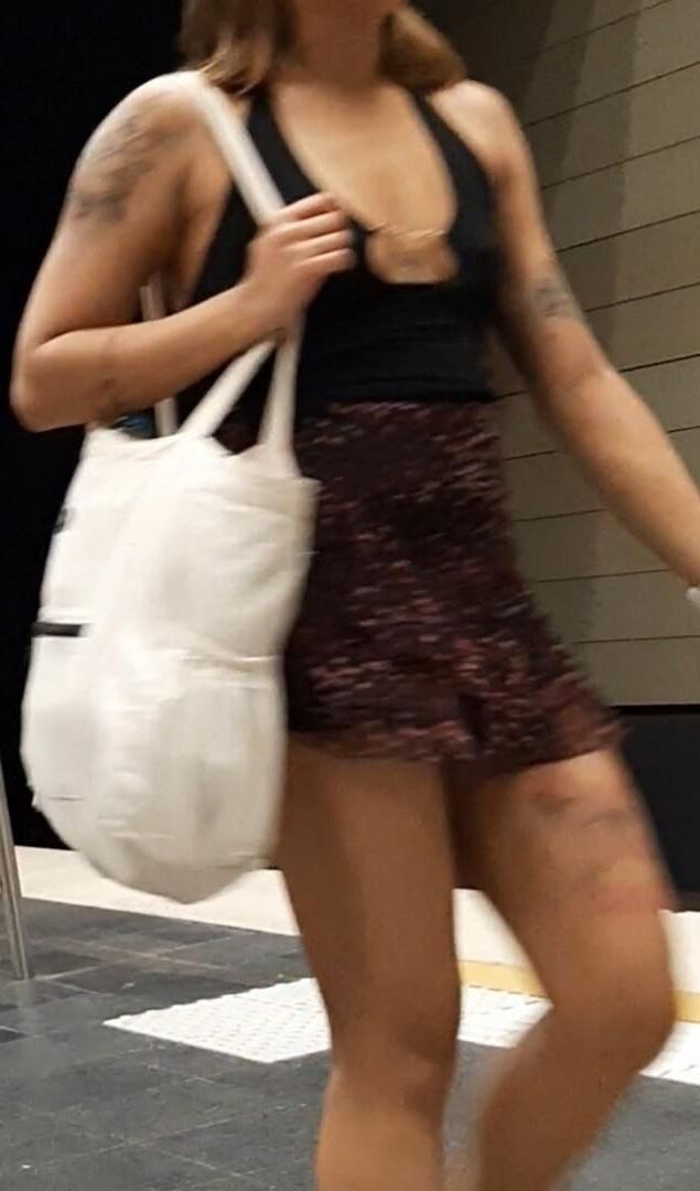 Streetgirls in skirts 