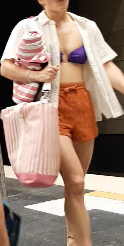 Streetgirls in shorts 