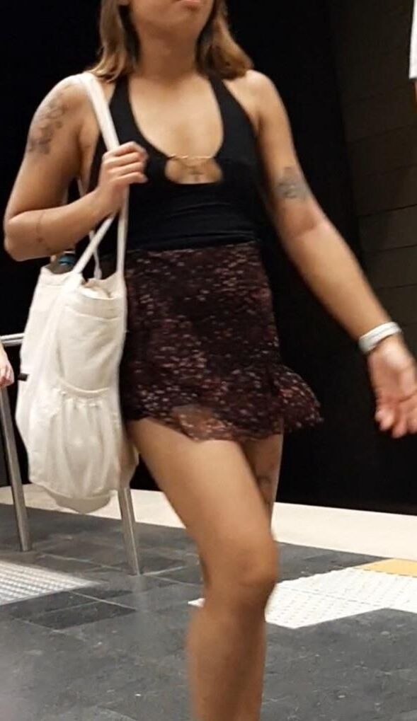 Streetgirls in skirts 