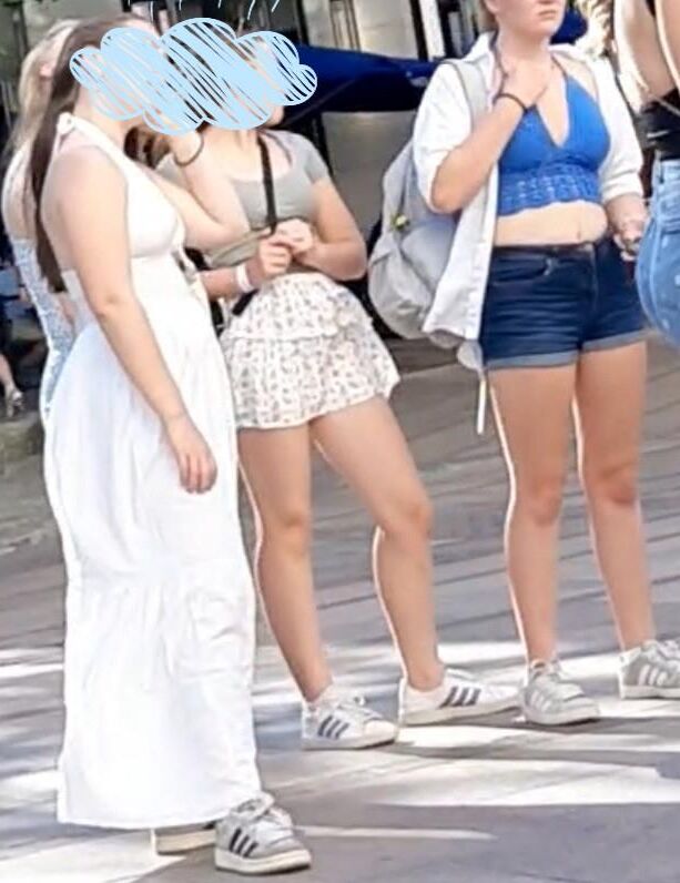 Streetgirls in shorts 