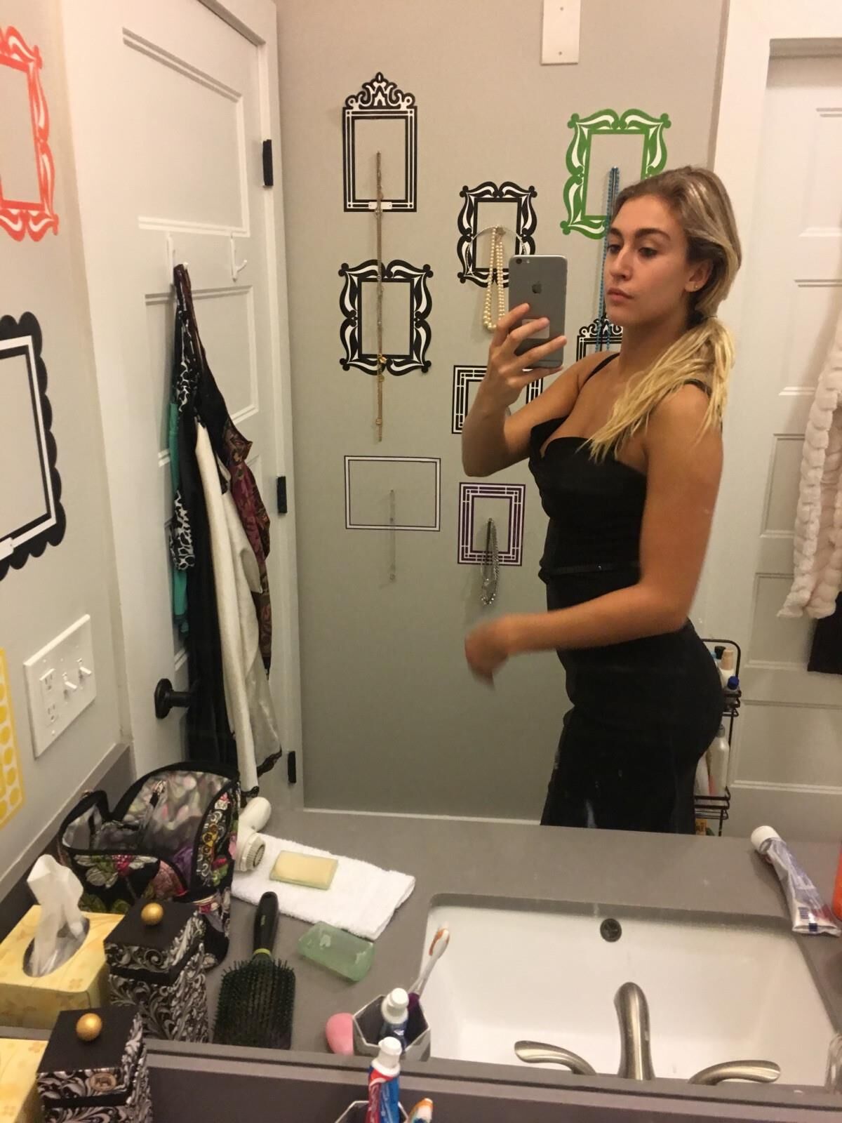 Hot girl mirror selfie nudes 