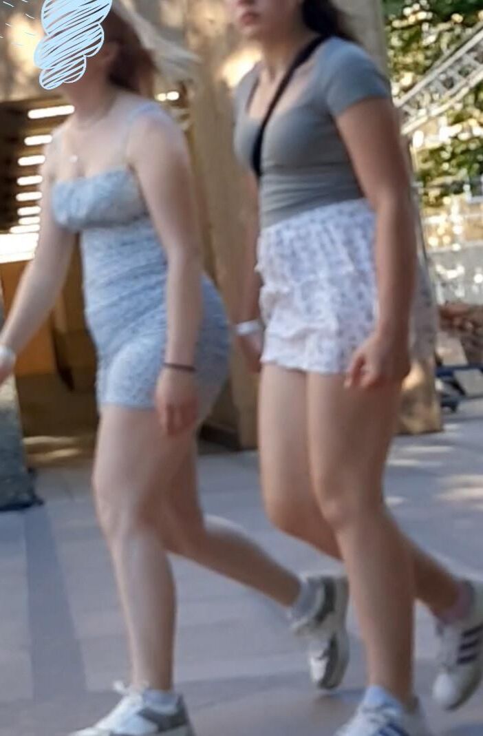 Streetgirls in skirts 