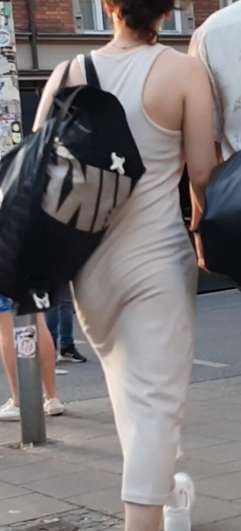 Streetgirls in skirts 