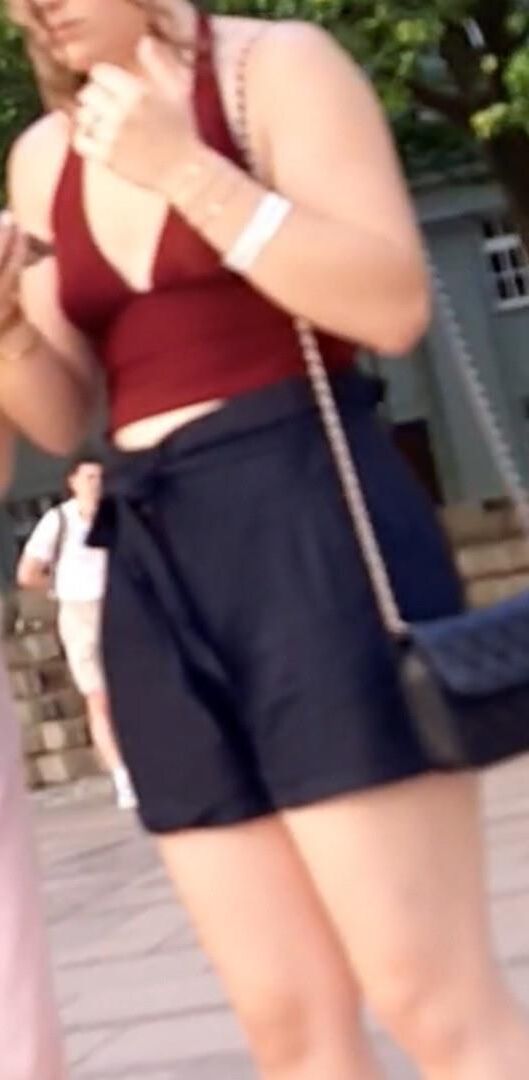 Streetgirls in shorts 