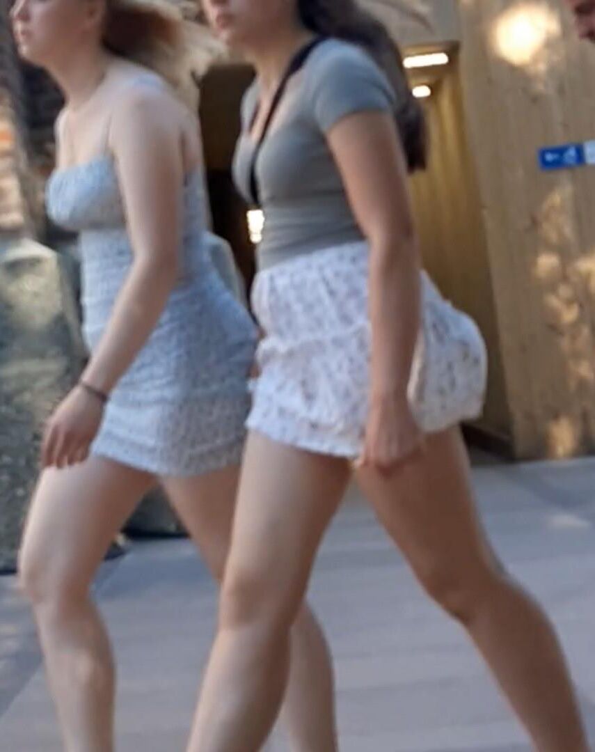 Streetgirls in skirts 