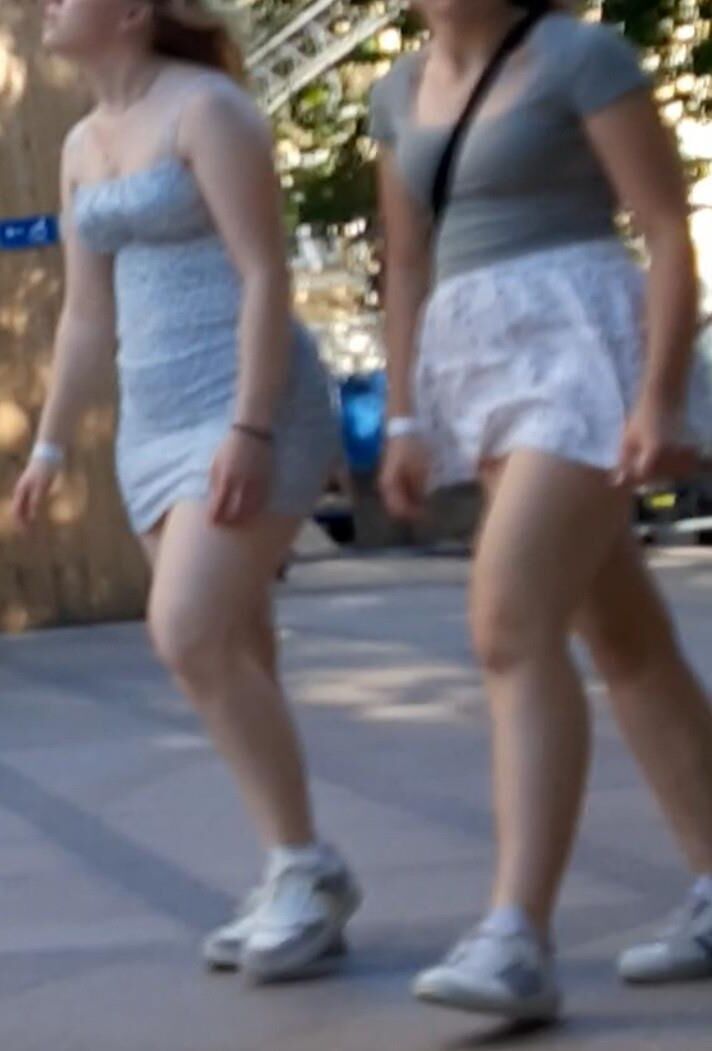 Streetgirls in skirts 