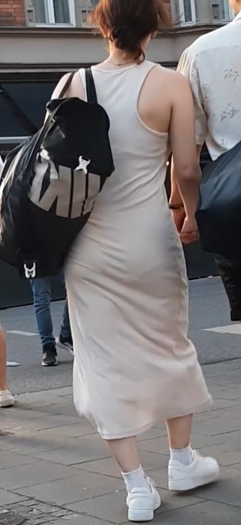 Streetgirls in skirts 