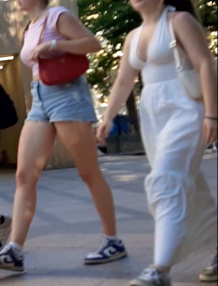 Streetgirls in skirts 
