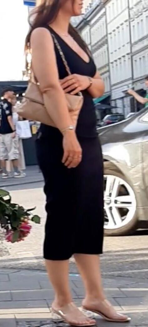 Braless Streetgirls 