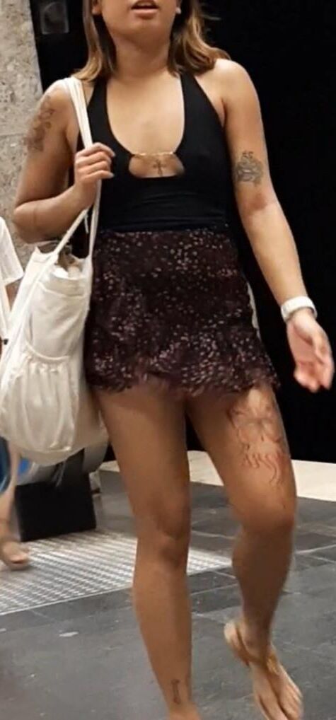 Streetgirls in skirts 