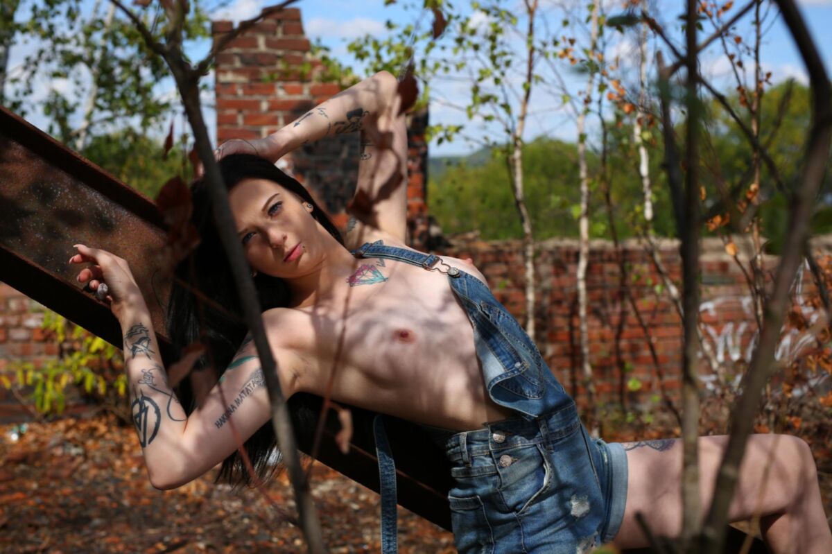 Linda modelo tatuada (Felicia)