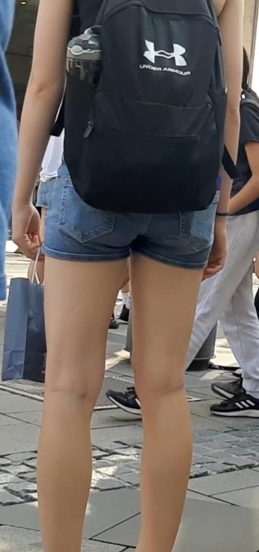 ショートパンツのストリートガールズ
