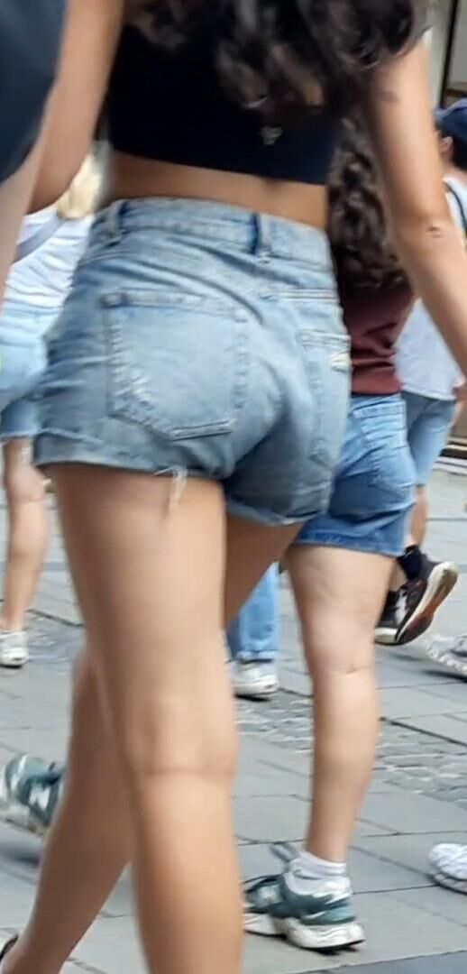 ショートパンツのストリートガールズ