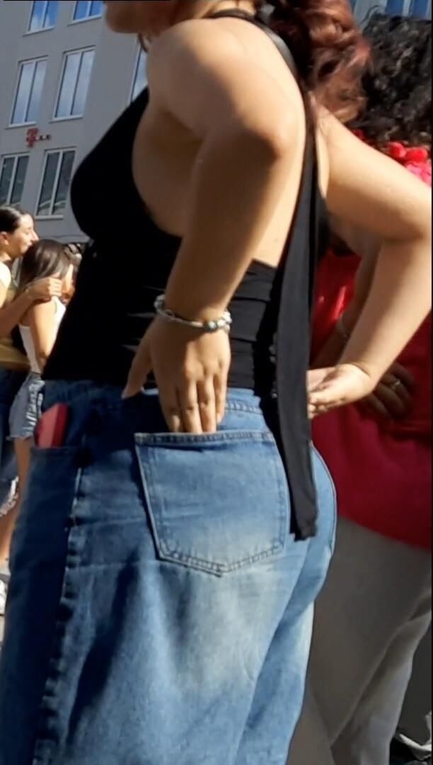 Braless Streetgirls