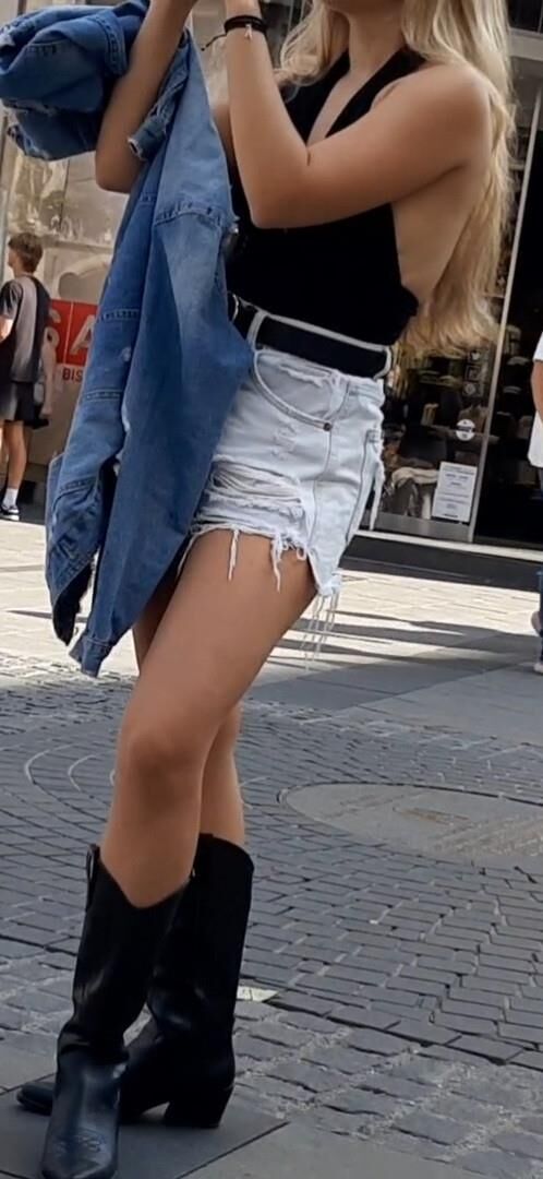 Braless Streetgirls