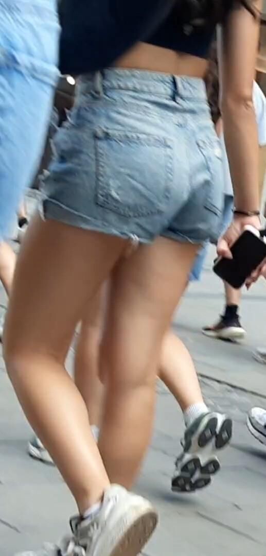 ショートパンツのストリートガールズ